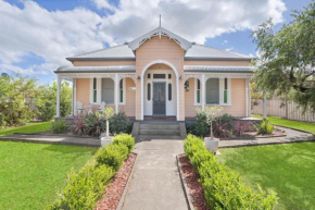 ‘Endsleigh Cottage’ - Modern Luxury, Aged Charm, Cessnock